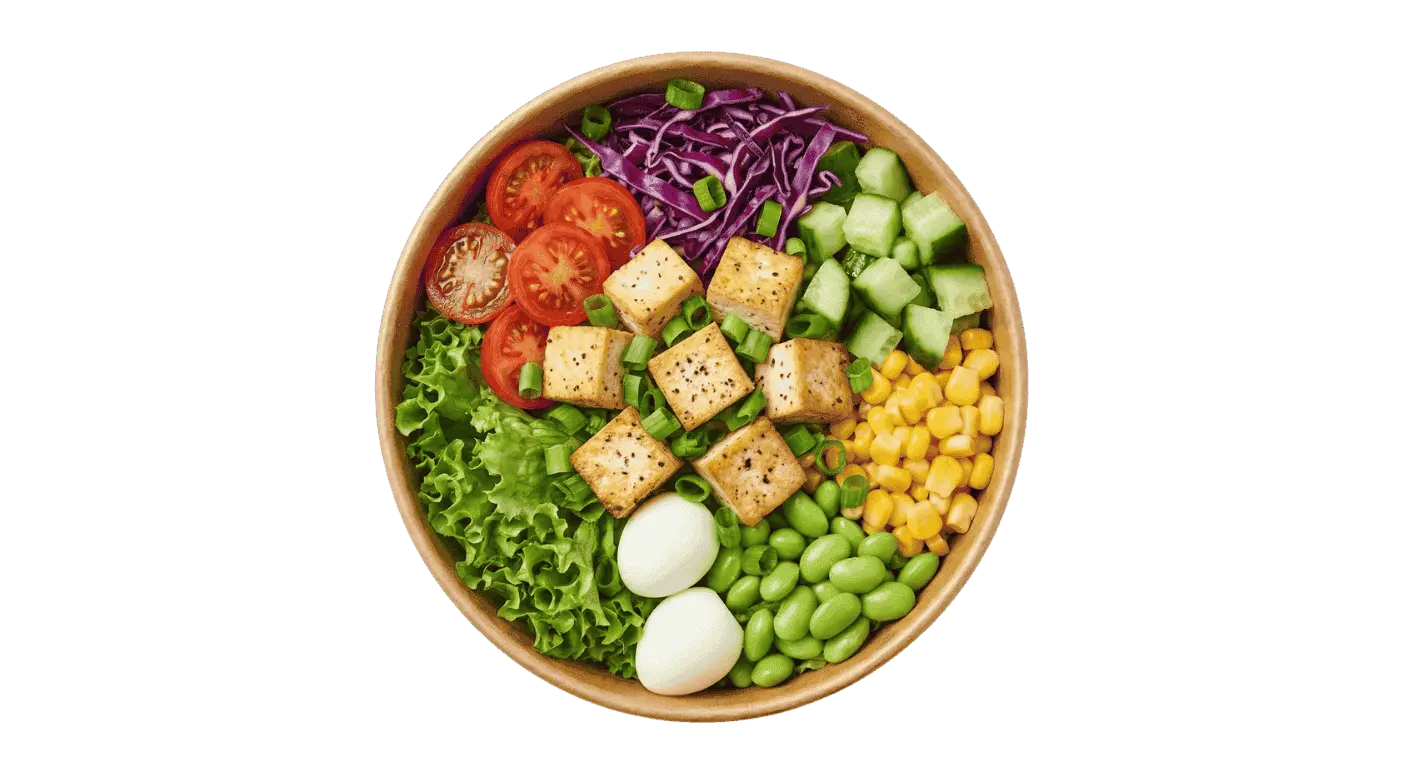 Kraft kase içerisinde tofu küpleri, bıldırcın yumurtası, mısır, mor lahana, salatalık ve domates bulunan sağlıklı ve renkli Buddha bowl salatası.
